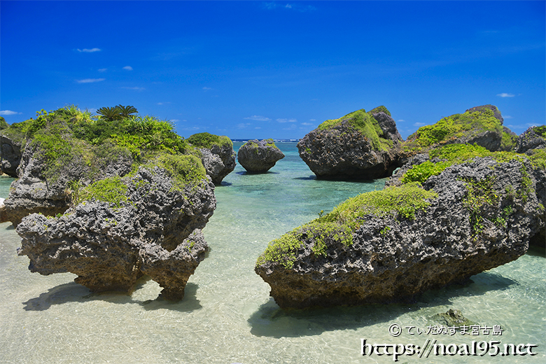 円になって並ぶ奇岩-大神島
