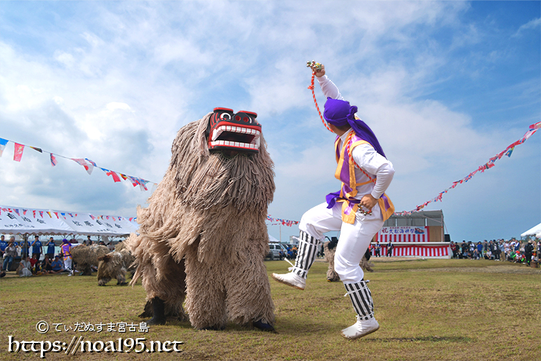 踊る獅子使いと暴れる獅子-久松獅子舞