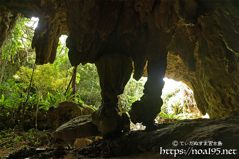 洞窟内から見た鍾乳石の柱-成川ガー