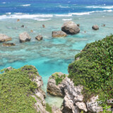 断崖の下のエメラルドの海