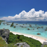 断崖の下のビーチ