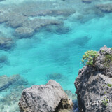 断崖の下のエメラルドの海