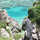 断崖の下のエメラルド色の海