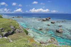 東平安名崎の断崖と青い海