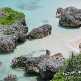 断崖の下の小さな浜