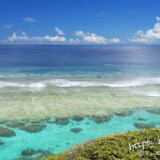 青い海と打ち寄せる波