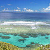 断崖に打ち寄せる波