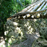 琉球石灰岩の石組みと屋根