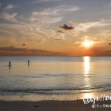 夕暮れの海に漕ぎ出すSUP
