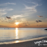 夕暮れの海に漕ぎ出すSUP
