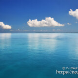 ベタ凪の青い海