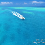 青い海を疾走するボート