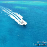 青い海を疾走するボート