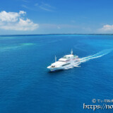 伊良部大橋の下を通る船