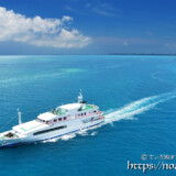 伊良部大橋の下を通る船