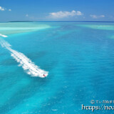 サンゴ礁の青い海とジェットスキー