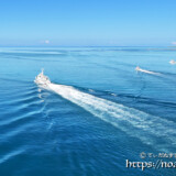 競うように沖へ向かうボート