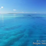 ベタ凪の青い海