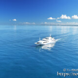 鏡のような青い海とクルーズ船