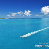 青い海を走るボート