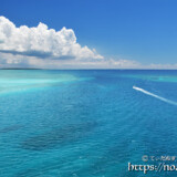 青い海を走るボート