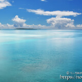 鏡のような青い海