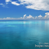 鏡のような青い海