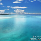 鏡のような青い海