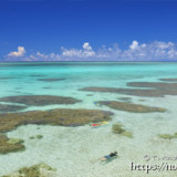 サンゴ礁の青い海
