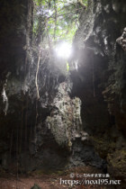 洞窟と太陽-ヌドゥクビアブ
