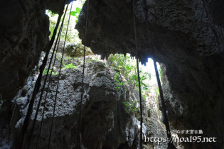 洞窟とガジュマルの気根-ヌドゥクビアブ