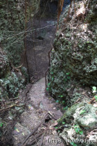 洞窟へ降りる階段-ヌドゥクビアブ