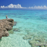 釣り人と青い海