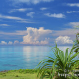 べた凪の青い海と入道雲