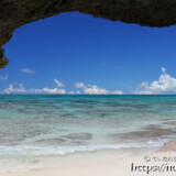 洞窟から見るサンゴ礁の海