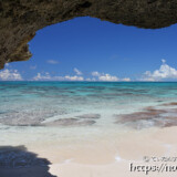 洞窟から見るサンゴ礁の海