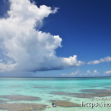 サンゴ礁の海に浮かぶ入道雲-フナクス-