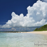 ビーチに迫る入道雲