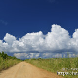 道を横切る入道雲の行列