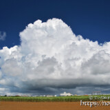 街を覆う巨大な入道雲