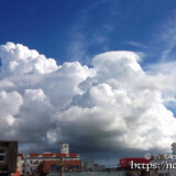 街を覆う巨大な入道雲