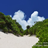 帰り道の砂山と入道雲