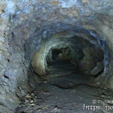 岩がむきだしの洞窟の通路-牧山陣地壕