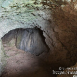 岩がむきだしになった洞窟内の通路-牧山陣地壕