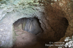 岩がむきだしになった洞窟内の通路-牧山陣地壕