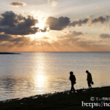 天使のはしごと夕暮れの海岸