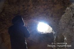洞窟に開いた窓から射し込む光-牧山陣地壕
