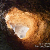 洞窟を赤く染める朝日-牧山陣地壕