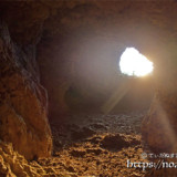洞窟を赤く染める朝日-牧山陣地壕