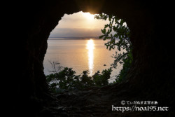 洞窟から見る朝日と光の道-牧山陣地壕